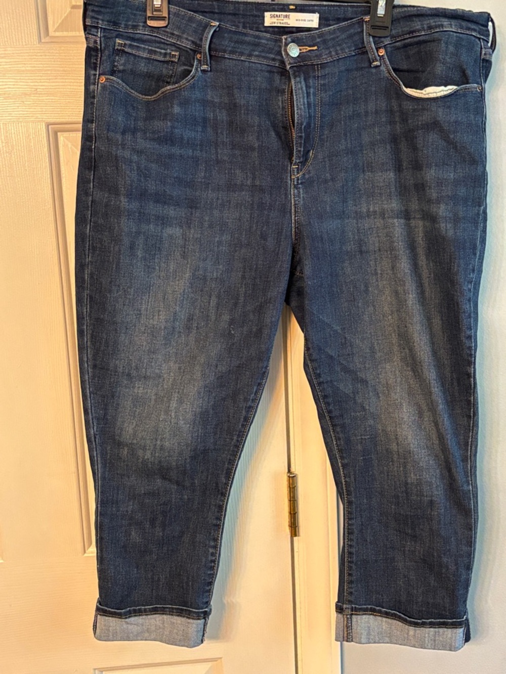 Signature Women's Cropped Jeans in Dark Blue Wash